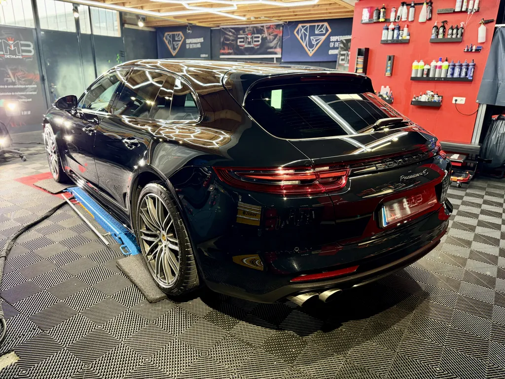 Rénovation et traitement céramique Porsche Panamera Sport Turismo à Vaugneray près de Lyon Spécialiste porsche et voiture de sport
