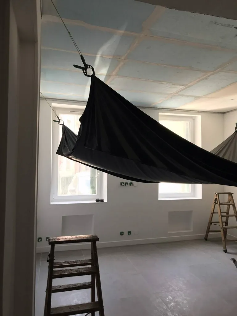 Pose plafond tendu BARRISOL noir mat by Plafonds Tendus Occitans, sur Toulouse