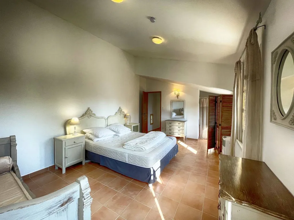 authentique mas rénové au coeur de la campagne pernoise   