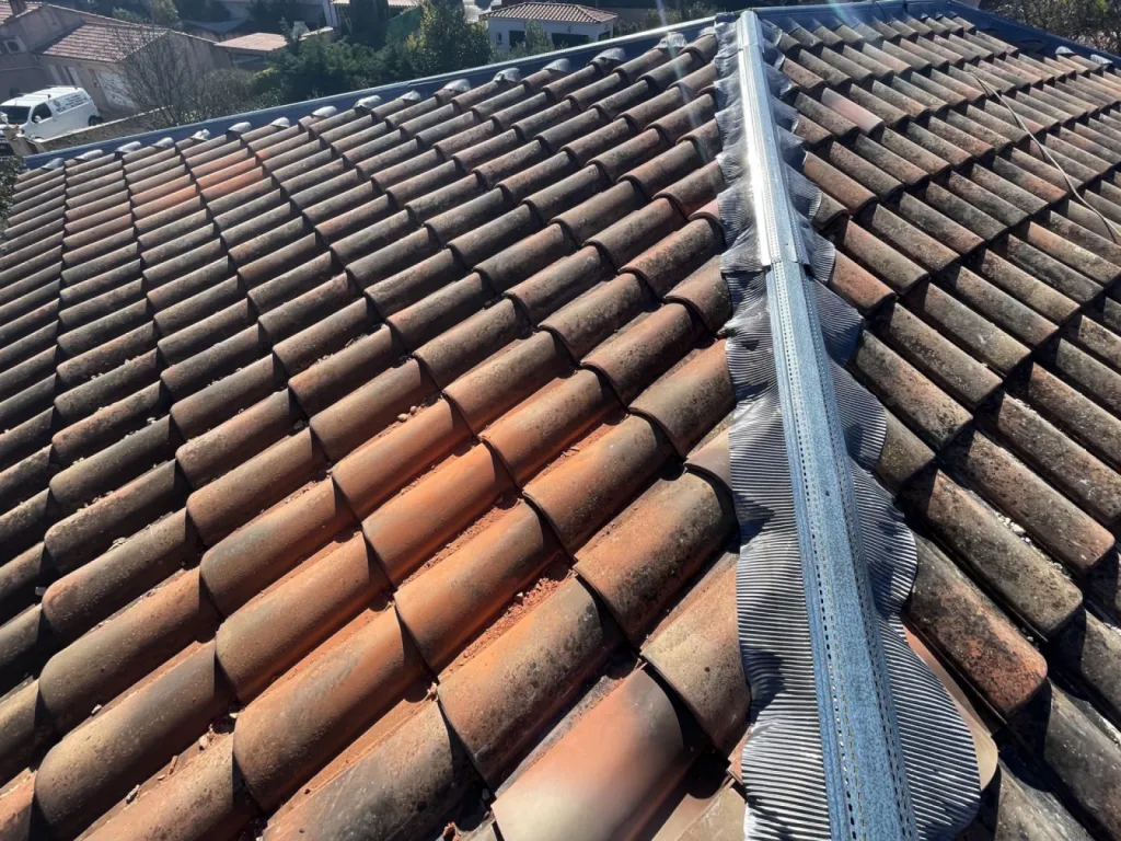 Rénovation d’une toiture de maison sur le Faîtage et le nettoyage de tuile sur Istres 13800 près de Martigues.