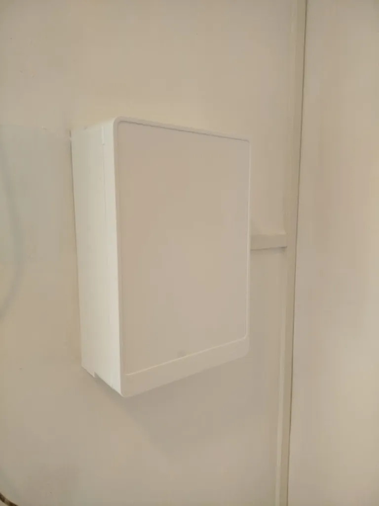 Nouvelle installation d'un coffret avec sa porte pour plus d 'esthétique et sécurité à Montpellier par infiny elec