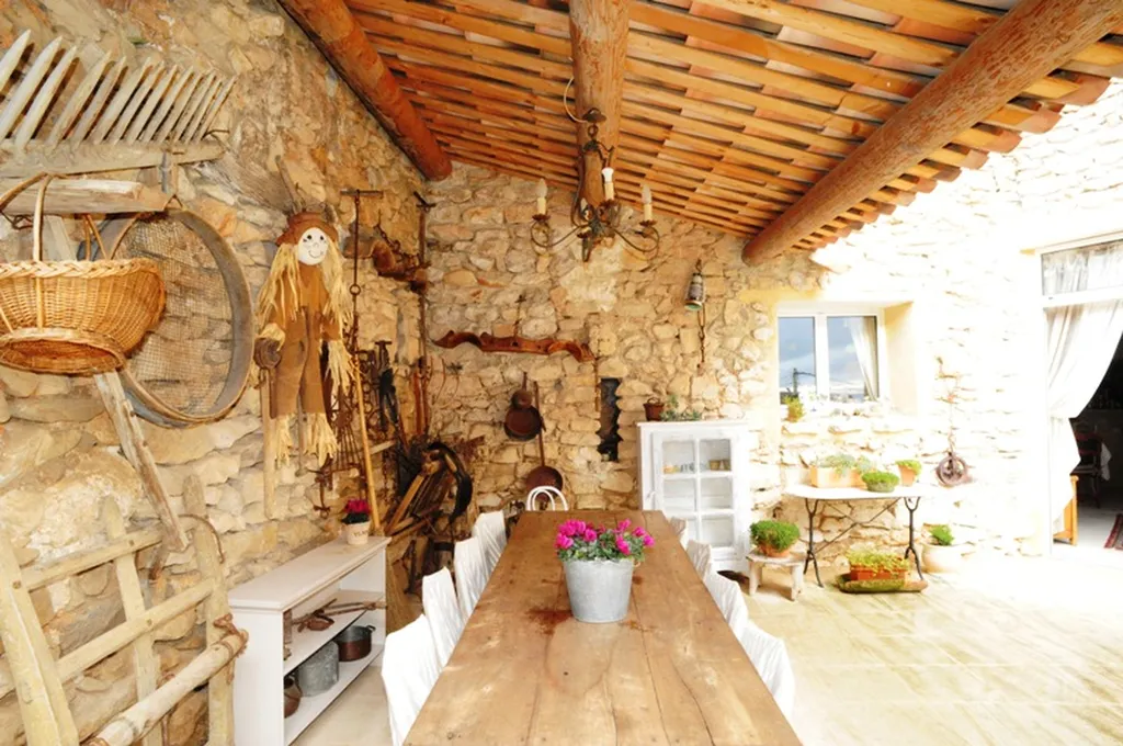 Proche Mont Ventoux , maison de Maître avec piscine au coeur d'un hameau.