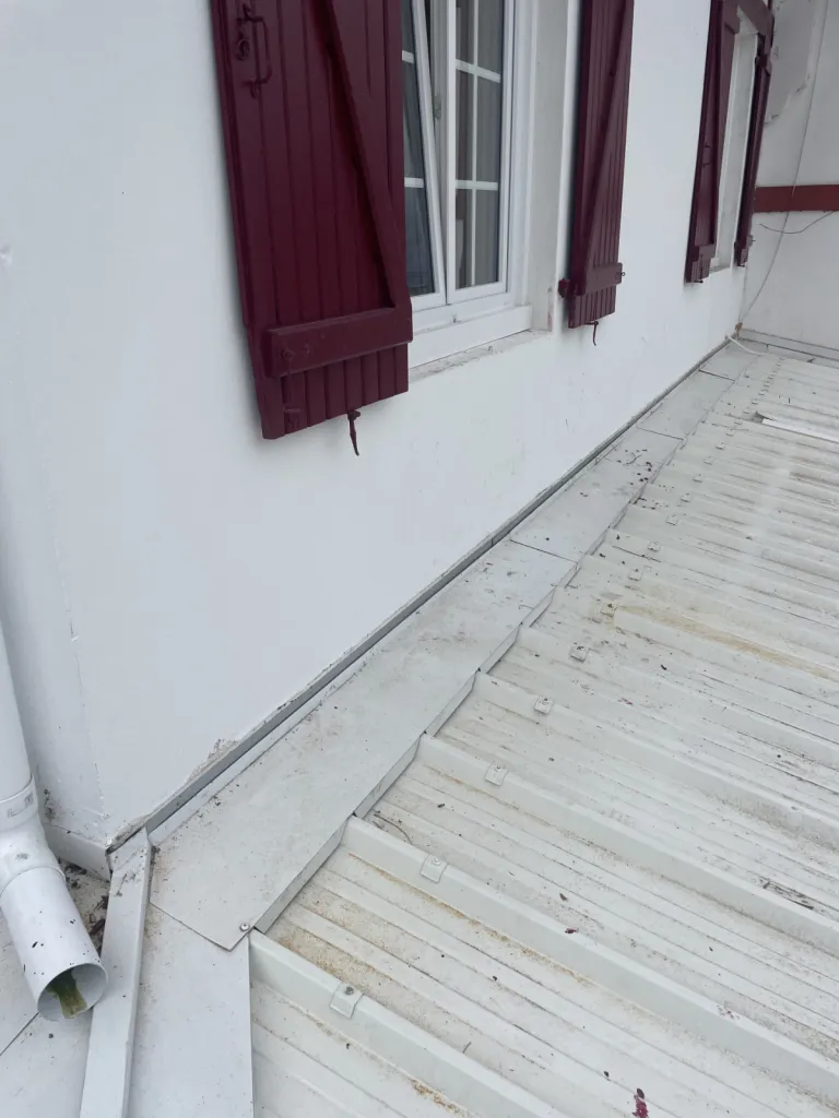 Pose de solin en plomb avec baguette en aluminium sur une maison landaise à Dax, dans les landes (40)