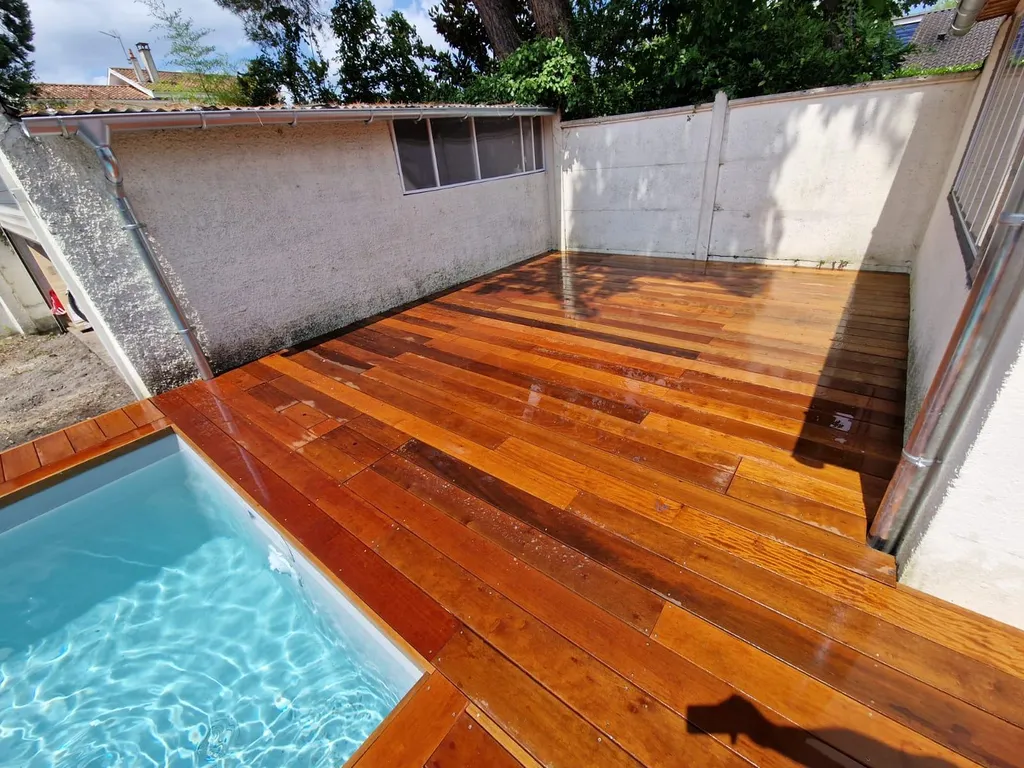 Pose d'une terrasse autour de piscine en bois exotique