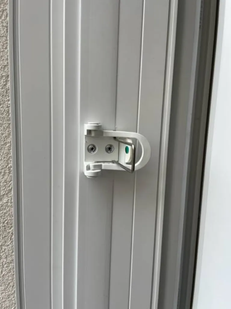 Installation de fenêtre en PVC avec volets persiennes PVC dans un immeuble à la Croix-Rousse en région Rhône-Alpes