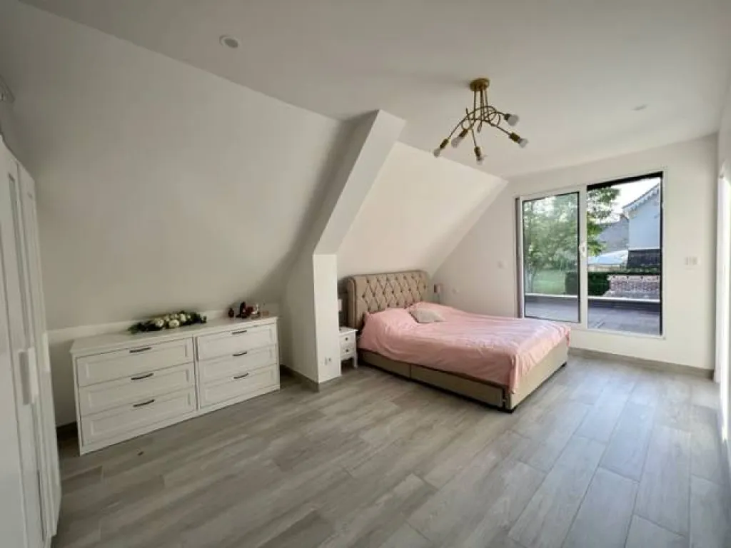 A saisir maison neuve de 170 m² habitables édifiée sur 680 m² de terrain sur la commune des DAMPS 27340