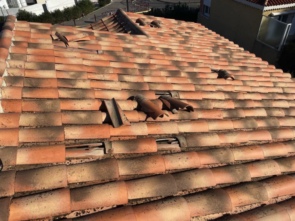 Intervention rapide de couvreur pour changement des tuiles cassées de toiture maison sur Aix-en-Provence 13100