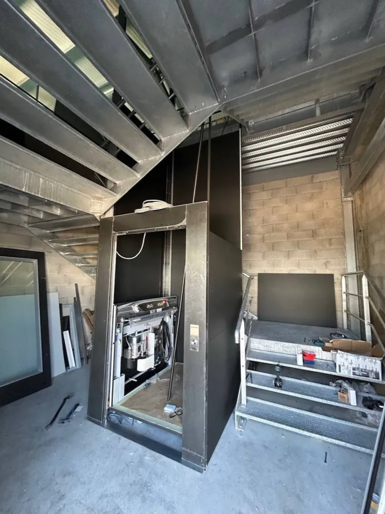 La porte arrive pas d'inquiètude ! L'élévateur NAMILIFT vertical de 400 kgs de charge utile dans un entrepôt près de Marseille