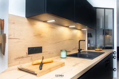 Conception et installation d’une cuisine ARMONY moderne avec accessoires MSA et sanitaire FRANKE à Castelginest
