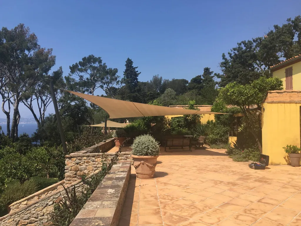 Installation d'ombrage esthétique pour jardin à Saint-Raphaël