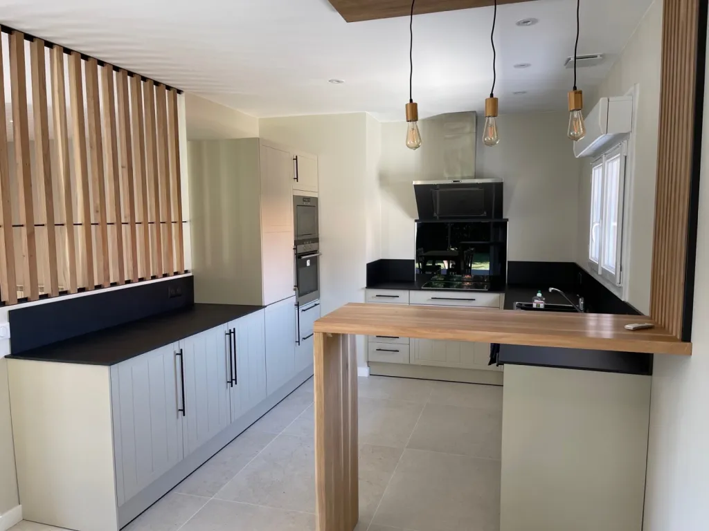 cuisine sur mesure avec claustra en chêne et plan de travail