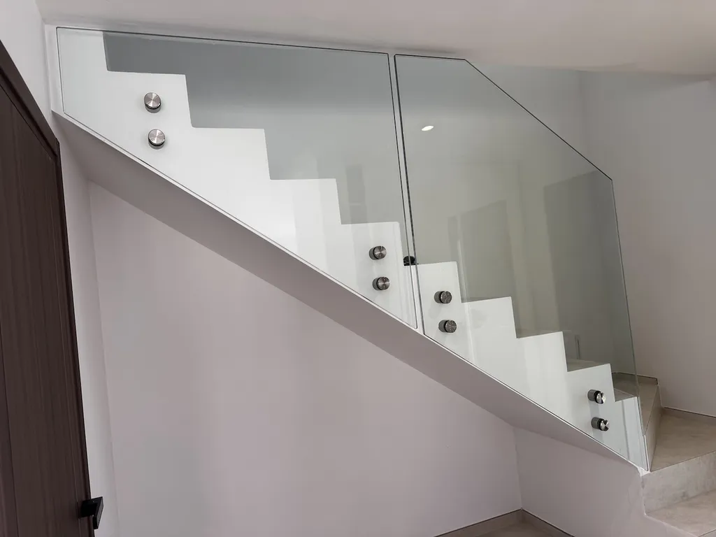 Installation d'un garde-corps en verre sur mesure à MONTALIEU-VERCIEU dans le Nord-Isère