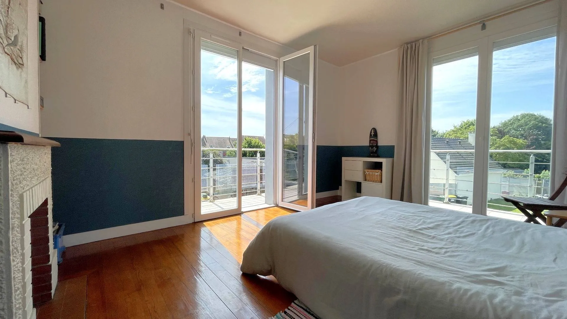 Maison avec pièce à rénover à vendre à Dieppe** : Au deuxième étage, un palier mène à une pièce à rénover et une vaste chambre traversante avec bureau/dressing.