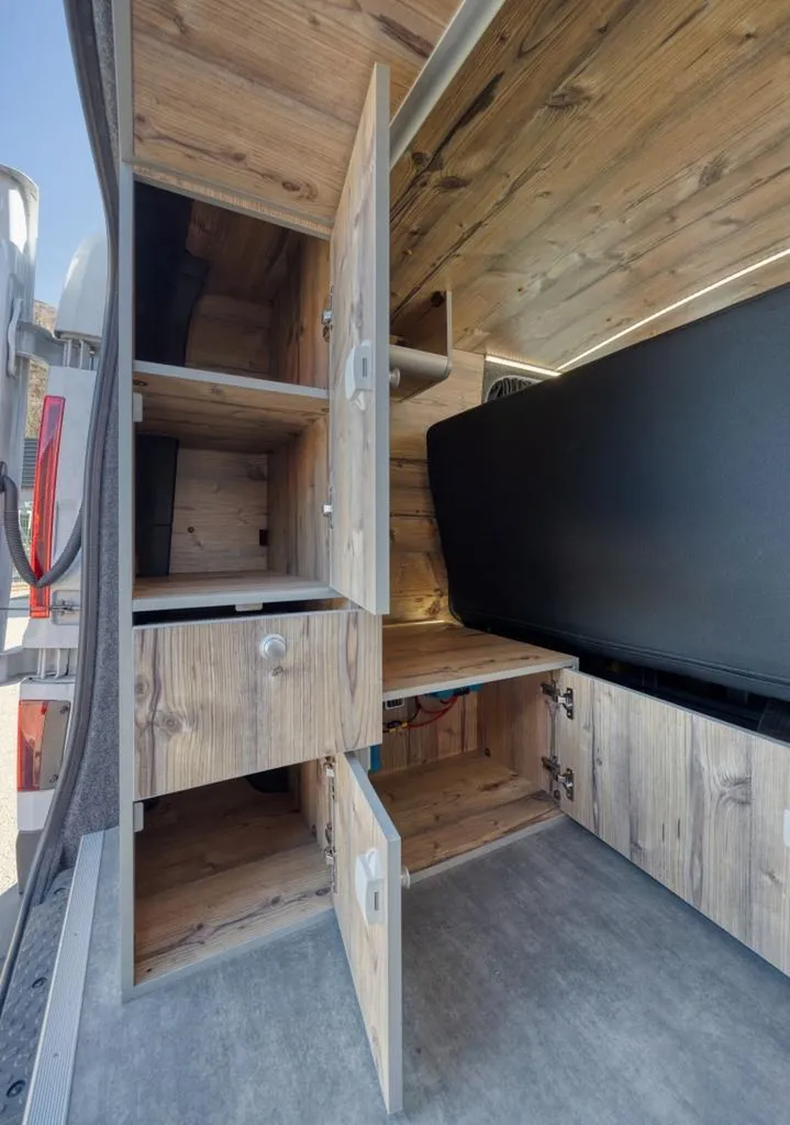 Entreprise spécialisée pour transformer son Renault Trafic Court en van aménagé sur-mesure à Lyon et dans le Rhône
