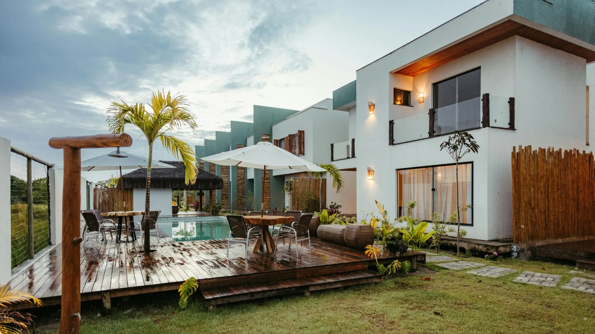 Extension contemporaine en rez-de-jardin à Bordeaux Caudéran : agrandir votre maison avec baie vitrée panoramique et terrasse couverte