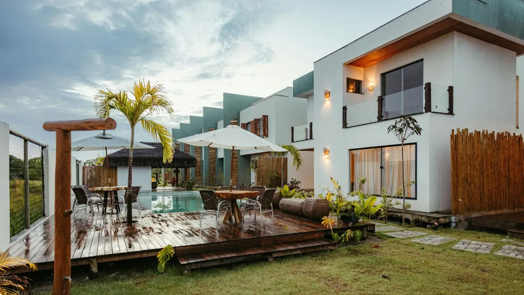 Extension contemporaine en rez-de-jardin à Bordeaux Caudéran : agrandir votre maison avec baie vitrée panoramique et terrasse couverte