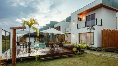 Extension contemporaine en rez-de-jardin à Bordeaux Caudéran : agrandir votre maison avec baie vitrée panoramique et terrasse couverte