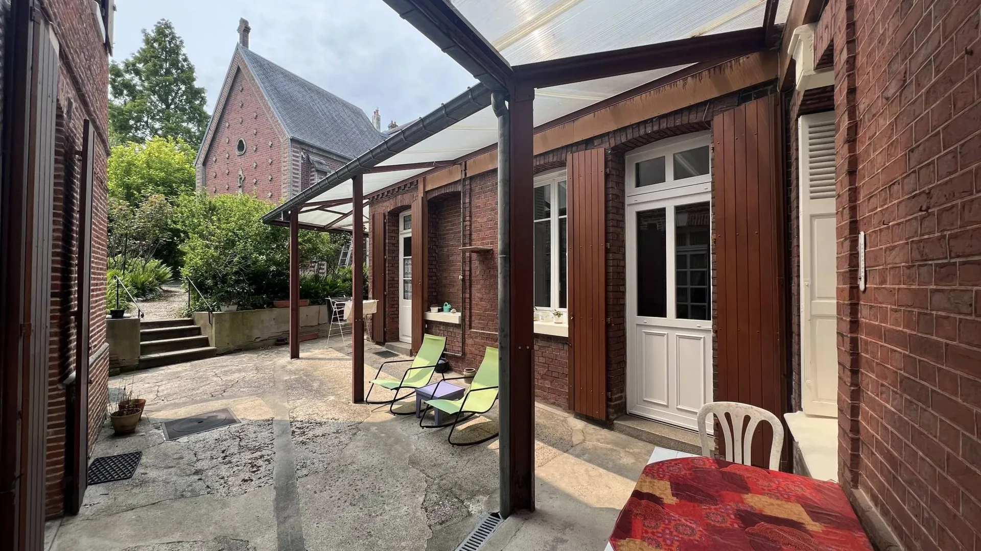 Belle demeure bourgeoise 280m² avec 5 chambres, 11 pièces, chapelle 50m², jardin arboré 597m² et grand garage, exposition sud-ouest, en plein centre de Eu 76260.