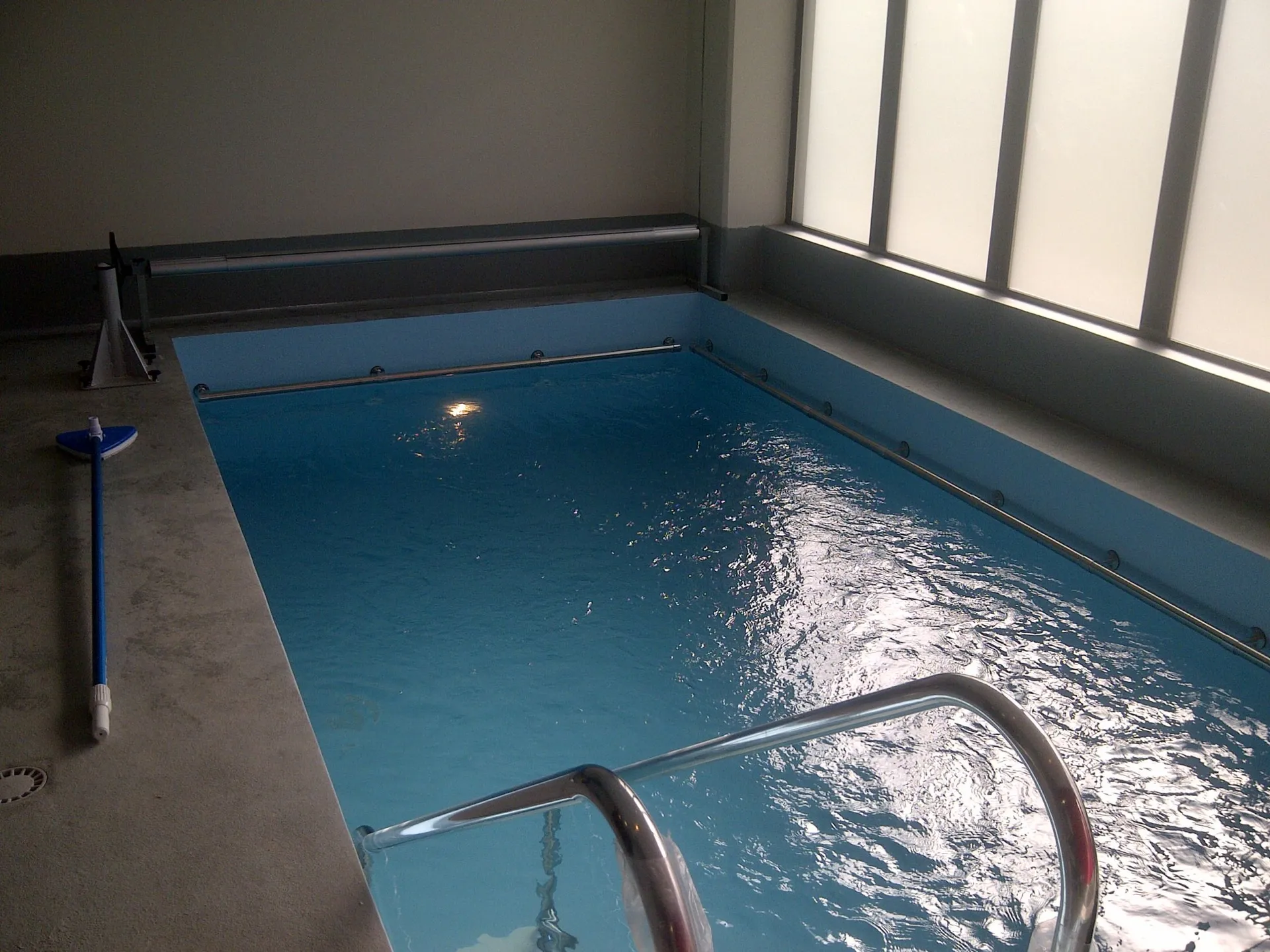 bassin de kiné avec main courante