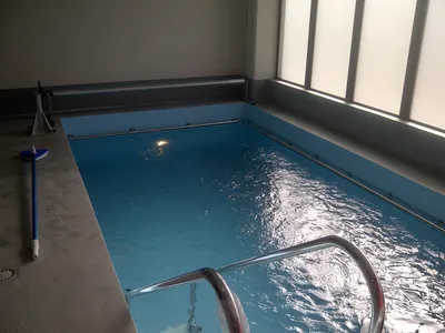 bassin de kiné avec main courante