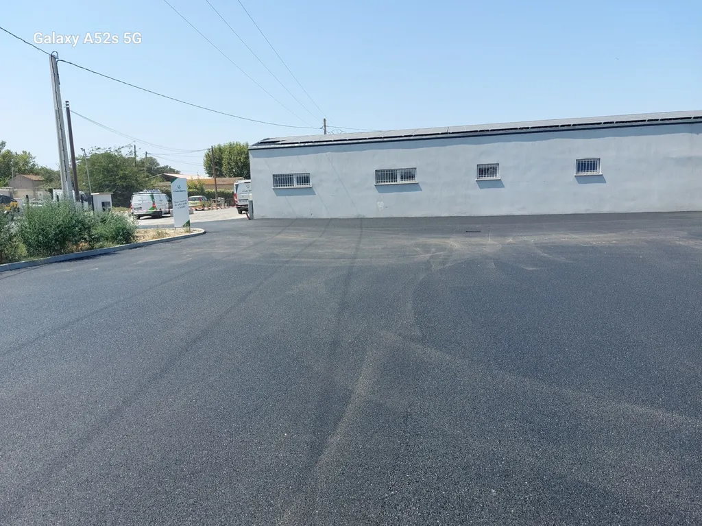 application d'enrobé de bitume noir sur un bâtiment commercial à  Salon de Provence dans les Bouches-du-Rhône. 