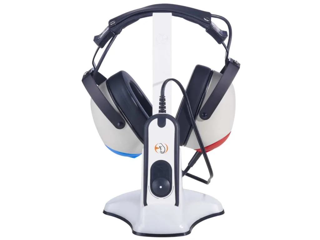 photographe matériel médical à Lyon casque audio sur station de recharge en packshot