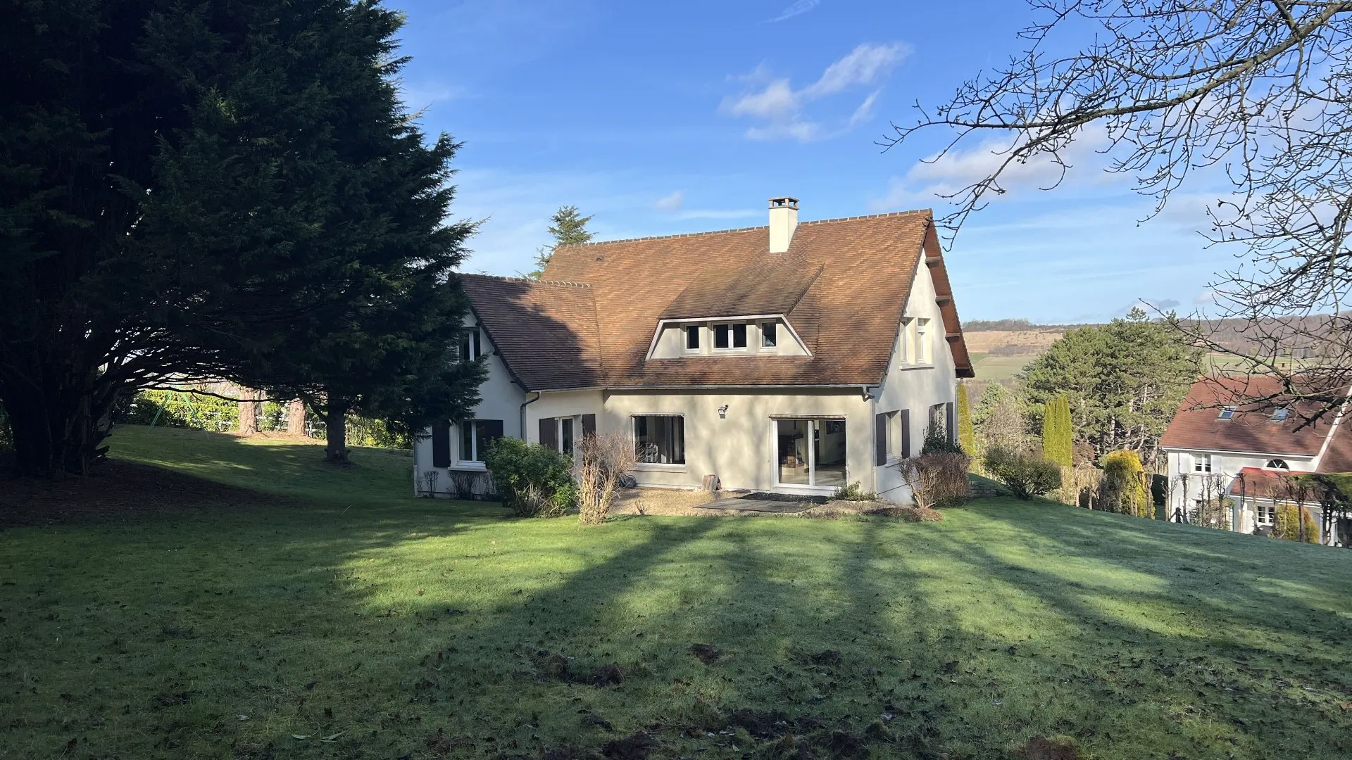 Maison d'Architecte, située à pont-et-Marais de 197 m², Parc paysager de 2 552 m² avec bois privatif