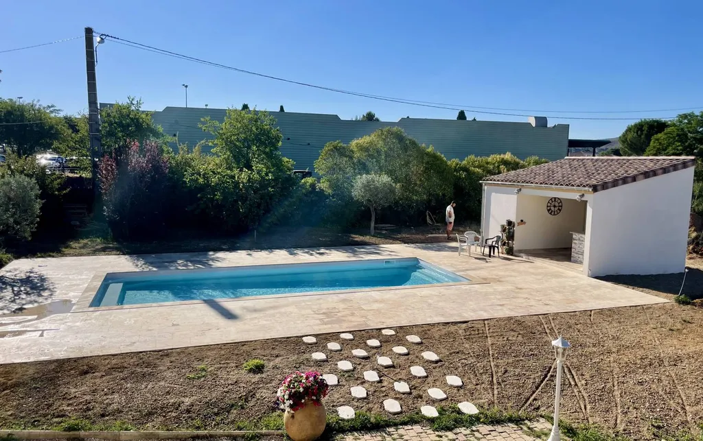 terrasse en travertin avec piscine coque et cuisine d'été pool house proche de Cabriès