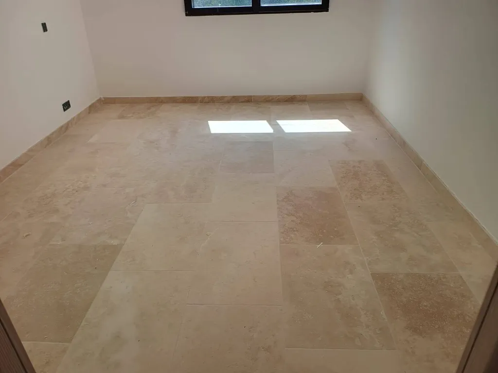 DALLAGES INTERIEURS EN TRAVERTIN BEIGE 1ER CHOIX CLASSIC AU FORMAT 61*40.6*1.2CM