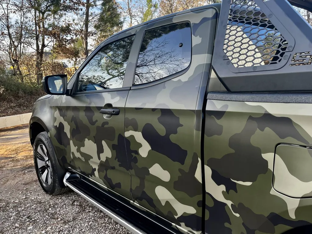 Covering intégral camouflage sur un Isuzu près de Saint-Maximin dans le Var