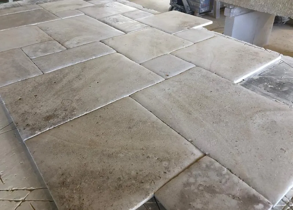 La pierre naturelle claire beige / crème, aux nuances sable et miel, est un matériau incontournable pour les projets recherchant élégance, authenticité et durabilité. Sélectionnée par FRANCEPIERRE
