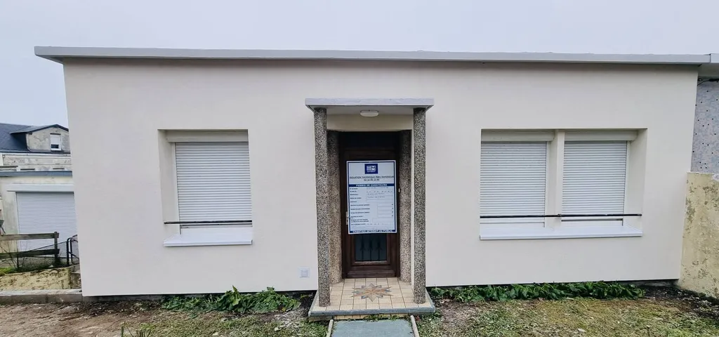 EM Batiment Découvrez la transformation impressionnante d'une maison à Saint-Adresse, au Havre. Grâce à une rénovation extérieure complète et une isolation thermique, cette demeure allie modernité et performance énergétique.