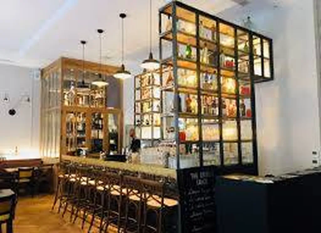 Aménagement du restaurant BABEL COMMUNITY par le MENUISERIE GARCIN à Trets