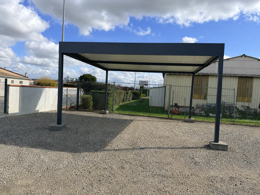 Carport en acier thermolaqué avec bac acier isolé 40 mm et finition Dibond style toit plat réalisé par Sud Ouest Metal  à Pinsaguel