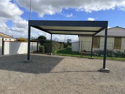 Carport en acier thermolaqué avec bac acier isolé 40 mm et finition Dibond style toit plat réalisé par Sud Ouest Metal  à Pinsaguel