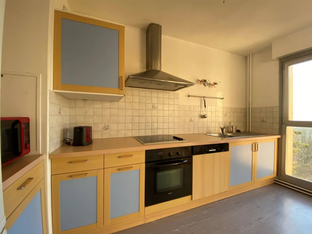 Cuisine lumineuse et pratique ouverte sur séjour