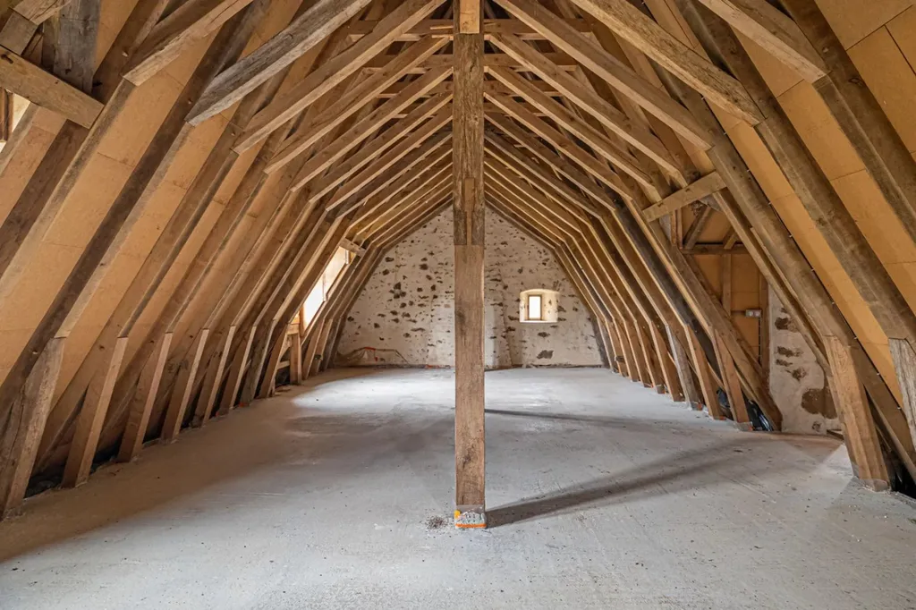 charpente historique magnifique pour ce château du moyen âge à vendre