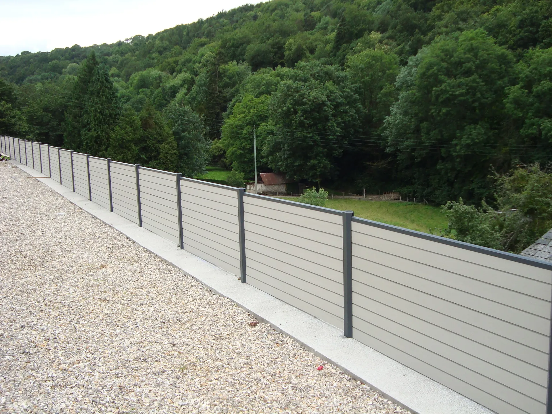 Installation de Clôtures Occultantes et Portail Alu Coordonné, Lames Horizontales Sur-Mesure à Elbeuf en Seine-Maritime 76 et Saint-Aubin-lès-Elbeuf