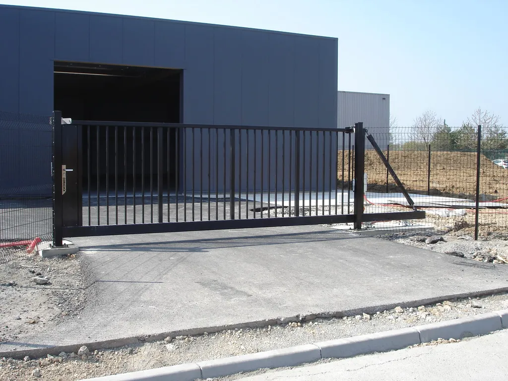 Installation de Portail autoportant professionnel grande dimension, Sécurisation de sites industriels et Fermetures périmétriques au Havre et sa Région ou Agglomération en Seine-Maritime 76
