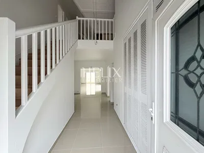 En exclusivité à vendre Orgeval une jolie maison de 210 M²  édifiée sur terrain de 834 M², 5 minutes à pied du centre ville, commerces , proche école Jeanne d'Arc.