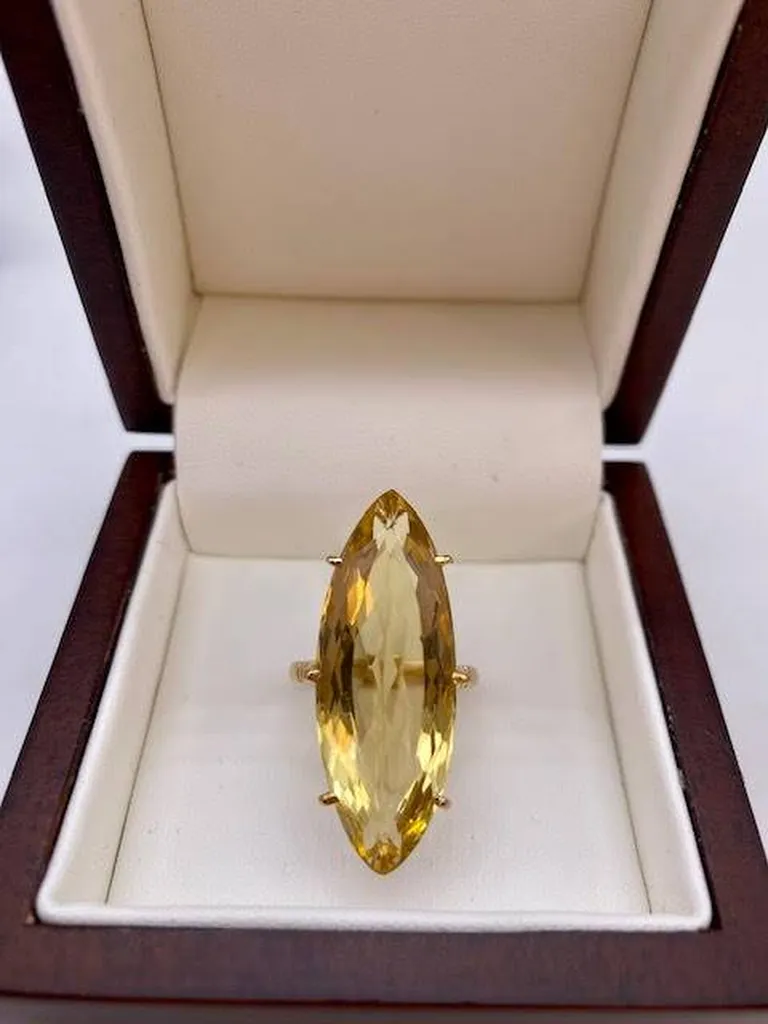 Découvrez l'élégance intemporelle : Bague en or avec citrine marquise chez Or Ligne Bijouterie à La Teste en Gironde
