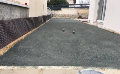 Création d'un terrain de pétanque pour un particulier à côté d'une maison individuelle à Collonges au Mont d'Or dans l'ouest lyonnais
