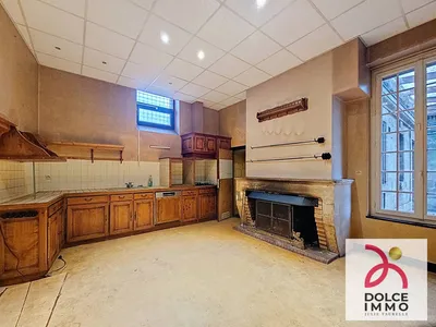 Arrêt de bus situé au pied de la maison facilitant les déplacements vers Bordeaux Métropole et les communes voisines.