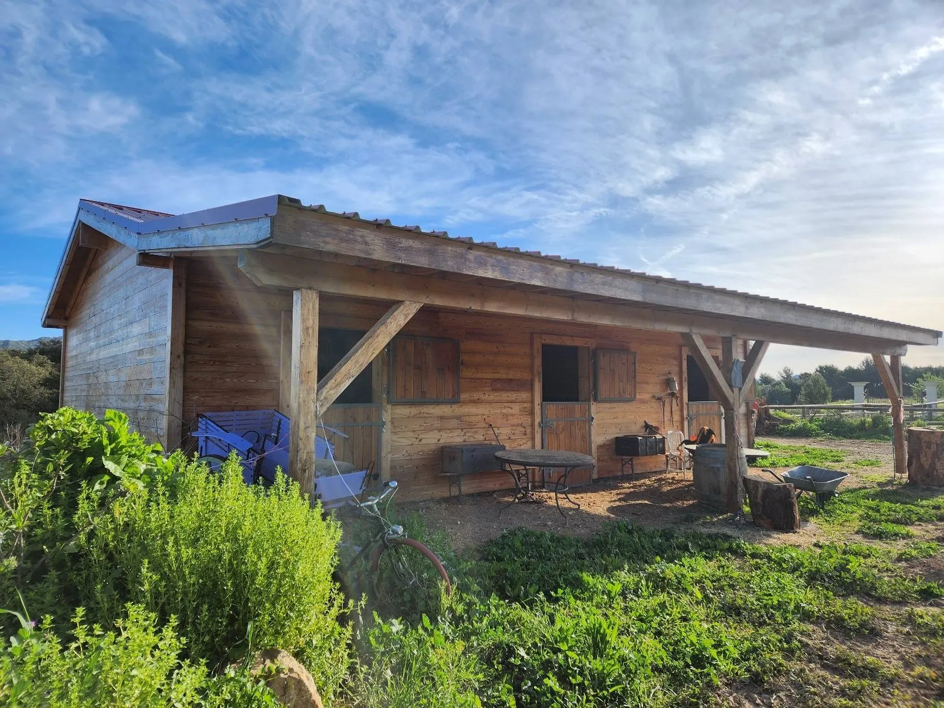 Maison à vendre à Roquefort la Bédoule, au sein d'un quartier très recherché,  avec piscine, pool house, carrière et box à chevaux