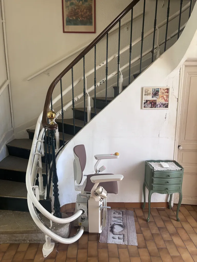 Optimisation des espaces avec ce fauteuil monte escalier OTOLIFT TWO à Marseille
