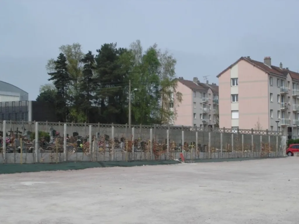 Installation de clôture grillagée avec plaque