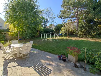 Le Mesnil le Roi-Maison de 153m2 avec vue sur Paris La Défense sur 850m2 de terrain comprenant 4 chambres, un double séjour très lumineux avec cheminée, un sous-sol total avec double garage.