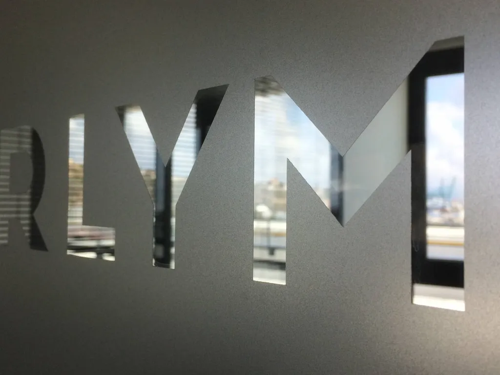 Lettres découpées en adhésif effet miroir