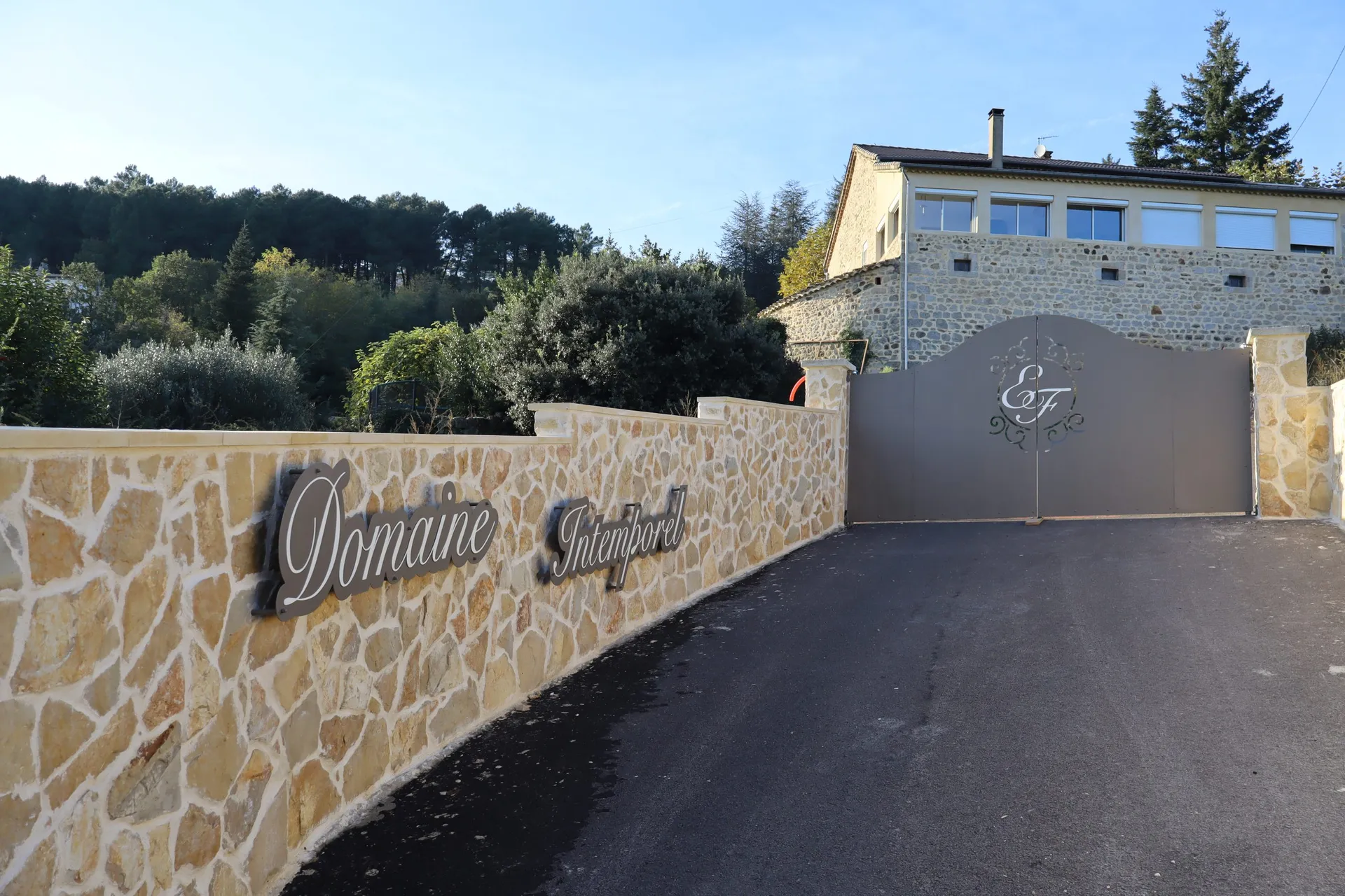 Portail en fer, avec initial incorporée au centre pour une entrée de propriété unique en Sud Ardèche.