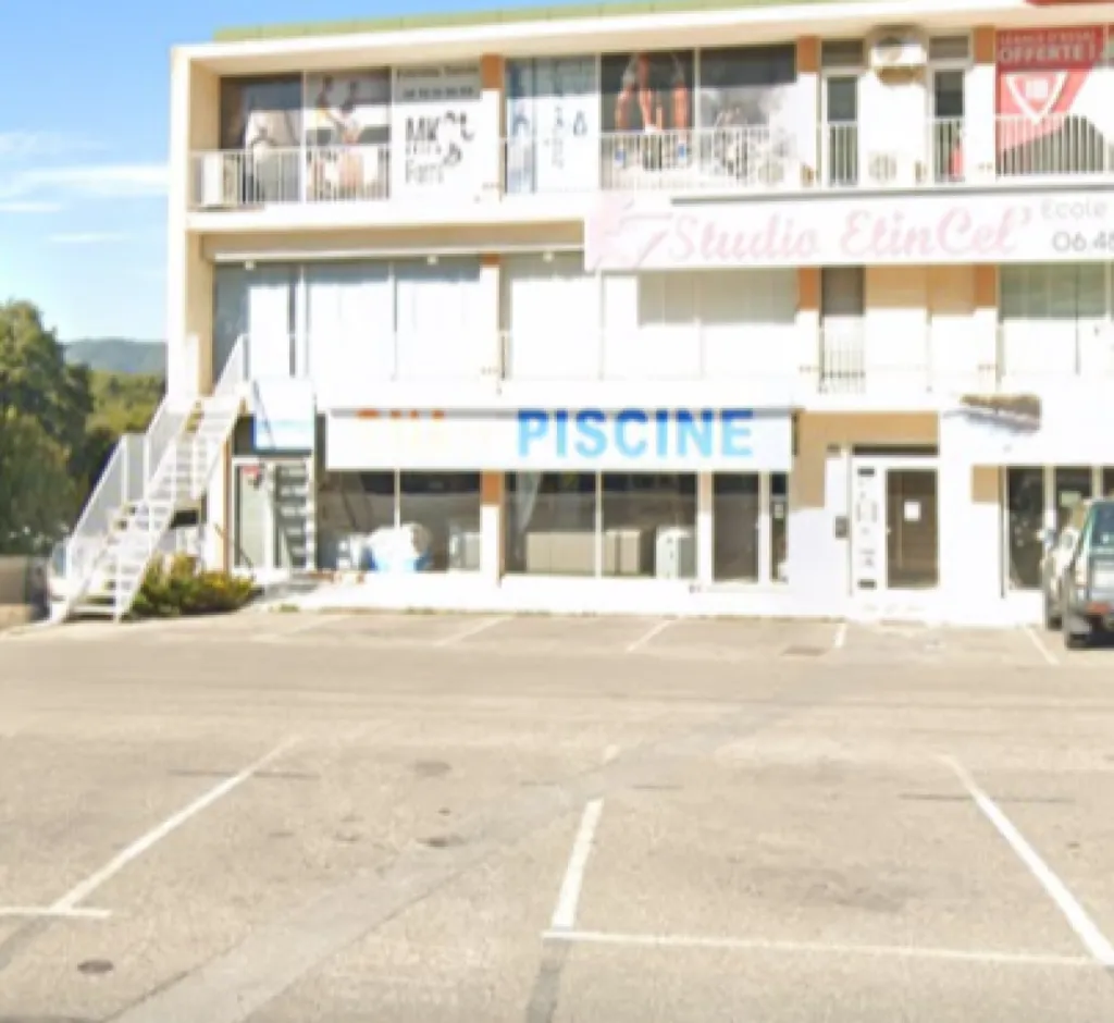 Spécialiste en accessoires pour les piscines six fours les plages zone industrielle des playes S N A W  Piscine